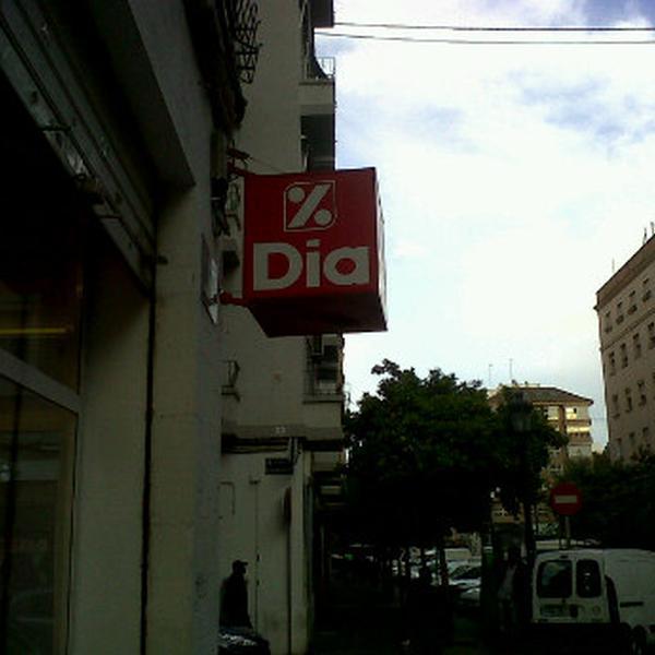 Photo taken at Dia by Yady T. on 4/17/2012