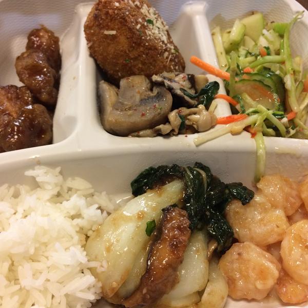 Photo taken at Wegmans by Maiko K. on 3/28/2015-美国马萨诸塞州栗山广场200 Photo taken at Wegmans by Maiko K. on 3/28/2015