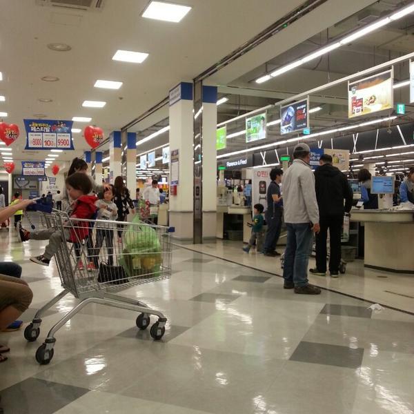 Photo taken at 홈플러스 (Home plus) by özlem G. on 4/11/2014