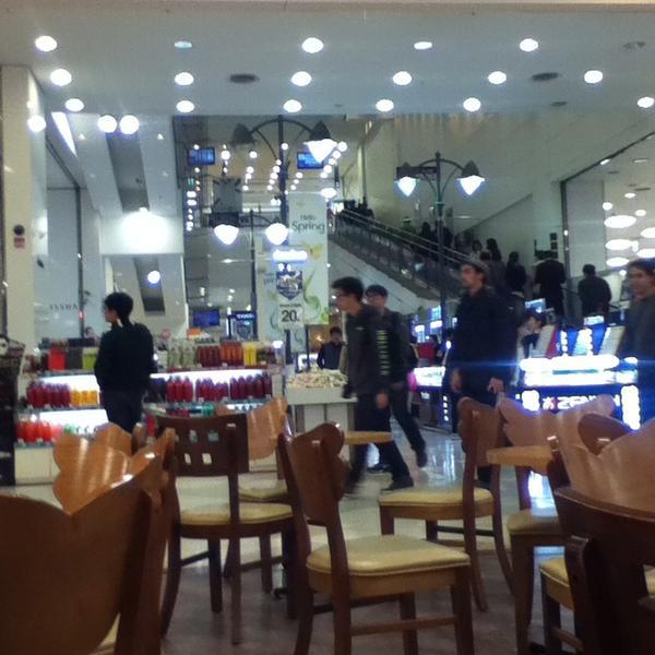 Photo taken at 홈플러스 (Home plus) by Huiyoung R. on 3/24/2014