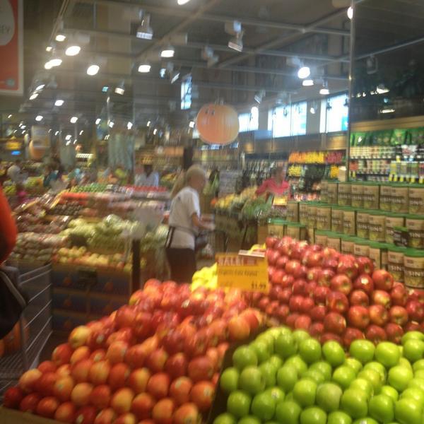 Photo taken at Whole Foods Market by Igael H. on 10/5/2013-伊利诺 芝加哥阿什兰大道3300(西学院街) Photo taken at Whole Foods Market by Igael H. on 10/5/2013