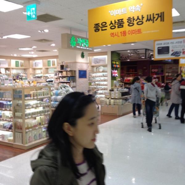 Photo taken at 이마트 / E-mart by Youngseok S. on 3/24/2012