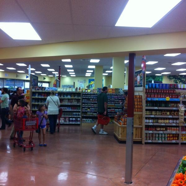 Photo taken at Trader Joe's by Nathan M. on 10/11/2013-佛罗里达州塔拉赫西市托马斯维尔路3425号 Photo taken at Trader Joe's by Nathan M. on 10/11/2013