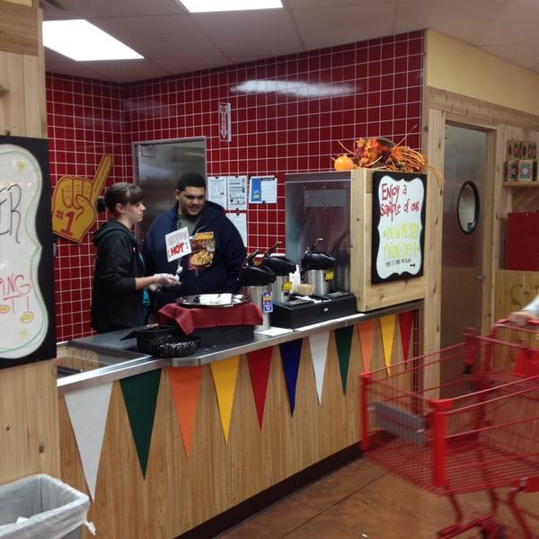 Photo taken at Trader Joe's by M. R. on 11/17/2013-佛罗里达州塔拉赫西市托马斯维尔路3425号 Photo taken at Trader Joe's by M. R. on 11/17/2013