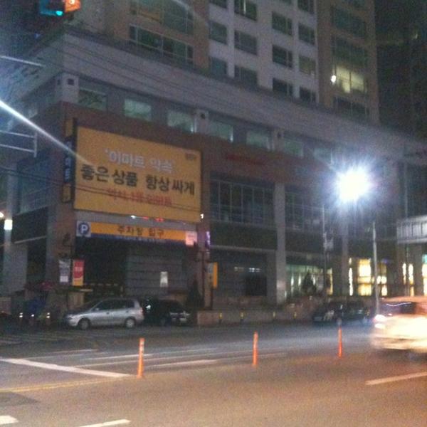 Photo taken at 이마트 (E-Mart) by Isaac C. on 3/28/2012