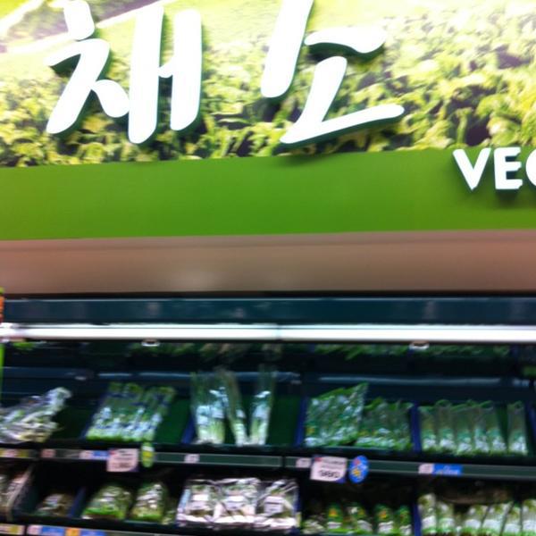 Photo taken at 홈플러스 (Home plus) by N.Kyung Cheol 싱. on 3/4/2012