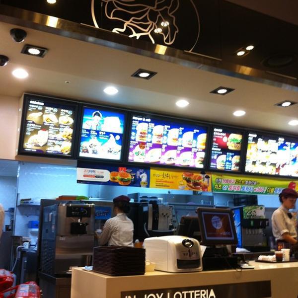 Photo taken at 홈플러스 (Home plus) by N.Kyung Cheol 싱. on 8/15/2012