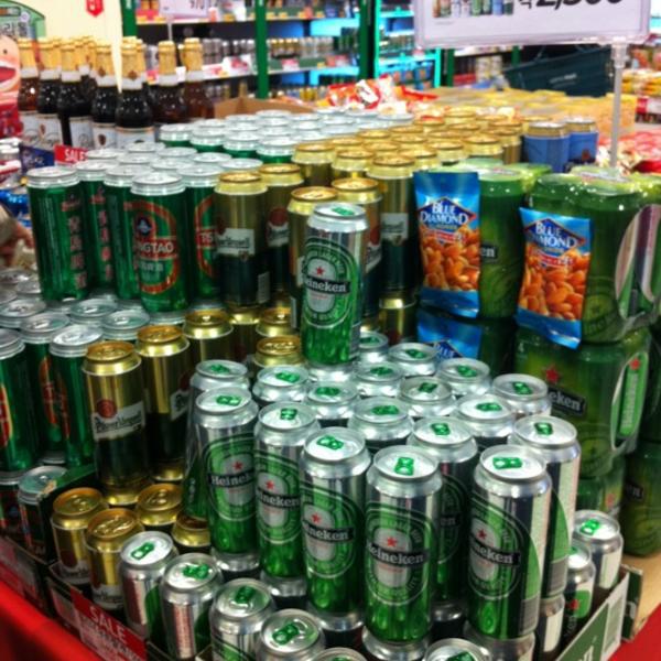 Photo taken at 롯데마트 (LOTTE Mart) by Jey Y. on 4/1/2012