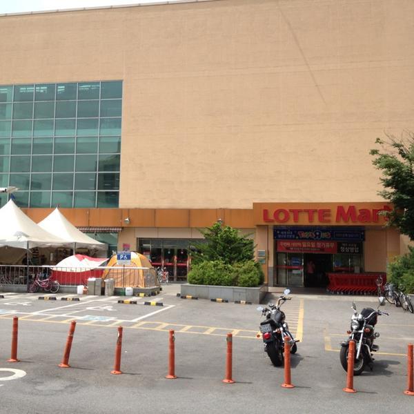 Photo taken at 롯데마트 (LOTTE Mart) by Jae Hyun K. on 6/19/2013