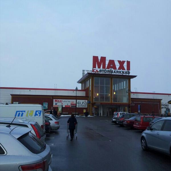 Photo taken at ICA Maxi by Gergő J. on 3/21/2013