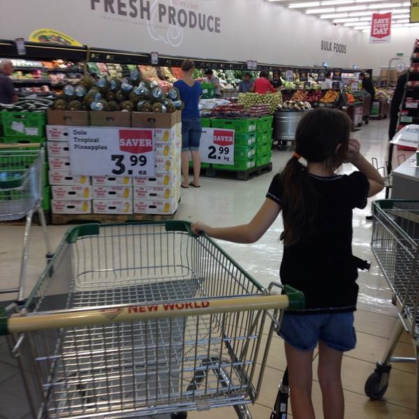 新鲜上架纽西兰明星特产New World超市陶朗加店图片库