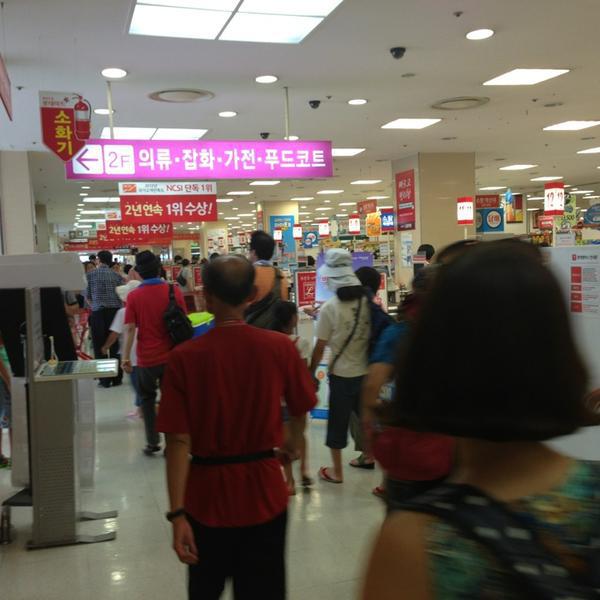 Photo taken at 롯데마트 (LOTTE Mart) by Tamio S. on 7/27/2013