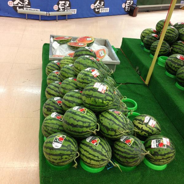 Photo taken at 롯데마트 (LOTTE Mart) by 영찬 김. on 5/14/2013