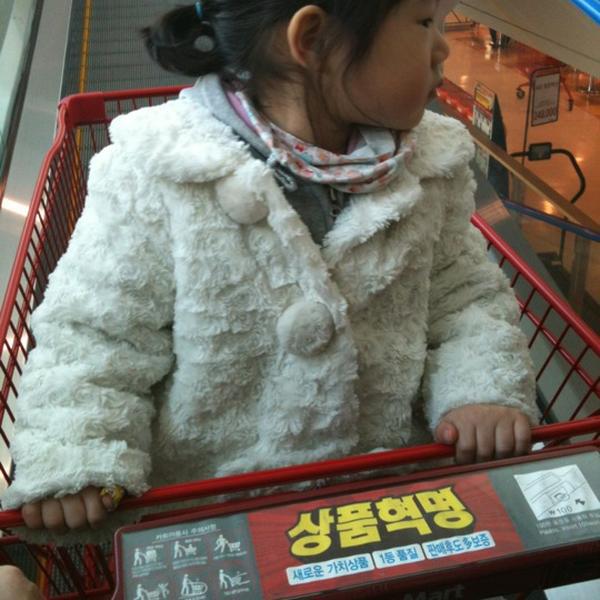 Photo taken at 롯데마트 (LOTTE Mart) by 영찬 김. on 3/13/2012