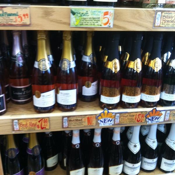 Photo taken at Trader Joe's by Toya M. on 8/4/2012-北卡罗来纳州夏洛特都市大道1133 Photo taken at Trader Joe's by Toya M. on 8/4/2012