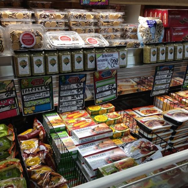 Photo taken at Trader Joe's by Lucas R. on 12/31/2012-伊利诺州芝加哥市安大略湖路44号 Photo taken at Trader Joe's by Lucas R. on 12/31/2012