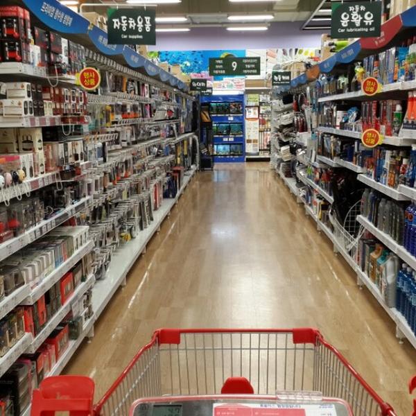 Photo taken at 홈플러스 (Home Plus) by Hyunmin P. on 10/6/2013