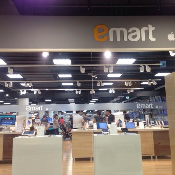 Photo taken at 이마트 (e-mart) by JongHyun C. on 8/5/2014-京畿道高阳市一山区237易买得超市 Photo taken at 이마트 (e-mart) by JongHyun C. on 8/5/2014