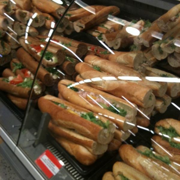 Jumbon Citymarketin Kalatiskiltä Kalapoikien Salaatit ja Savukalat! Edullisia ja hyviä! Mm. Suomen ainut savulohikäärme ;)