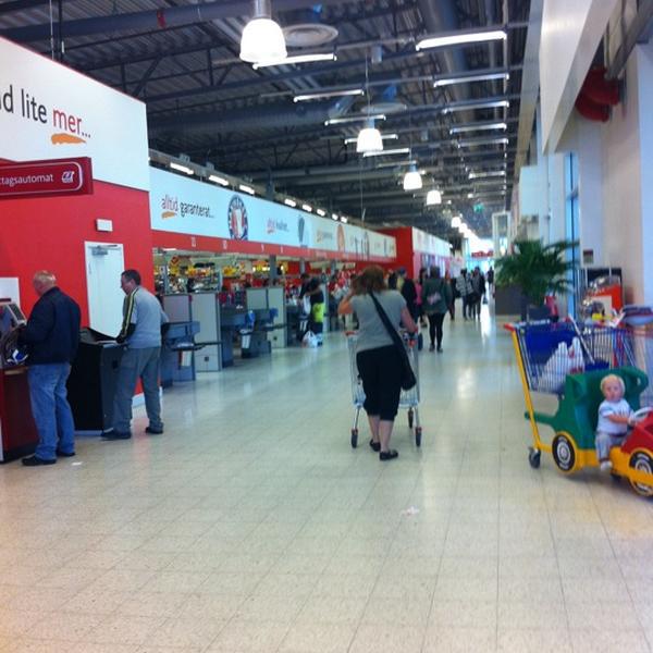 Photo taken at ICA Maxi Stormarknad by Ingemar S. on 8/22/2011