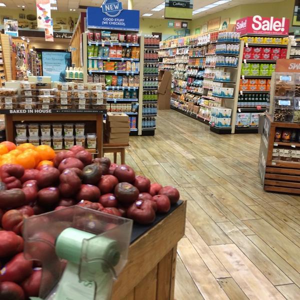 Photo taken at Whole Foods Market by Jacki P. on 7/24/2014-加尼福尼亚雷东多海滩太平洋海岸高速公路405(山茶花和绿柱石街之间) Photo taken at Whole Foods Market by Jacki P. on 7/24/2014