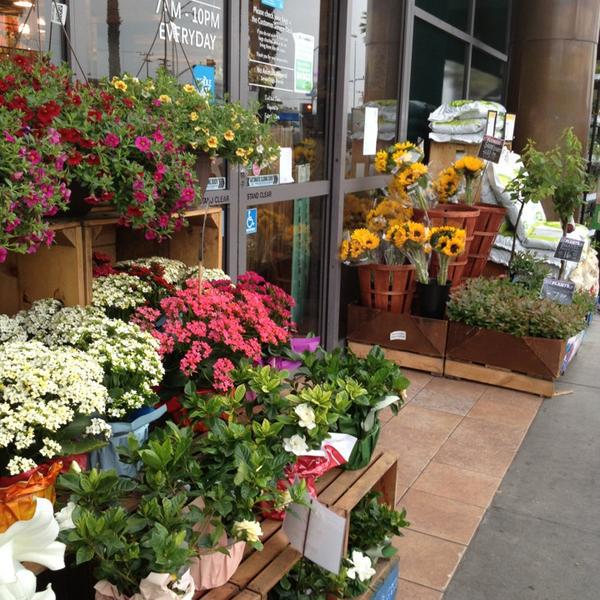 Photo taken at Whole Foods Market by Paratwiter C. on 3/27/2013-加尼福尼亚 圣莫尼卡威尔夏大道2201(第22街和23街之间) Photo taken at Whole Foods Market by Paratwiter C. on 3/27/2013