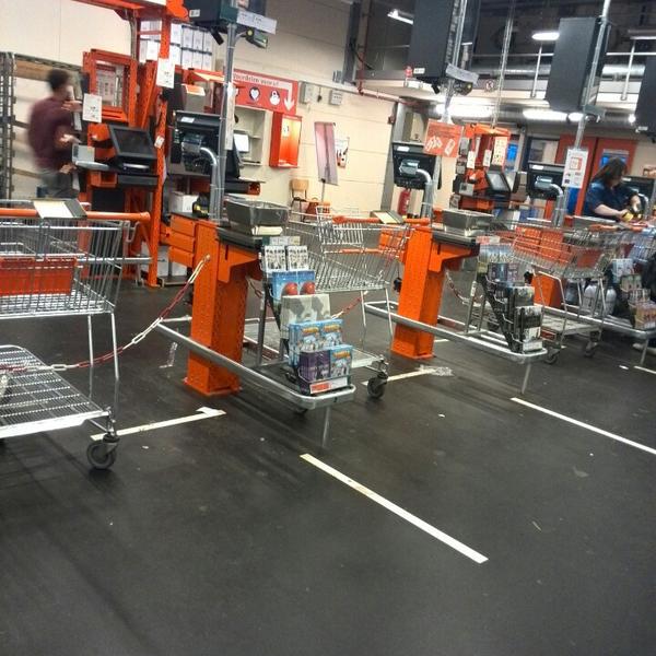 Photo taken at Colruyt by Jarni d. on 4/25/2014-西佛兰德伊泽赫姆维哥路119号 Photo taken at Colruyt by Jarni d. on 4/25/2014