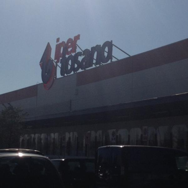 Photo taken at Iper Tosano by Michela C. on 10/22/2012-意大利圣朱塞佩迪卡索拉约翰·保罗II街21/22 Photo taken at Iper Tosano by Michela C. on 10/22/2012