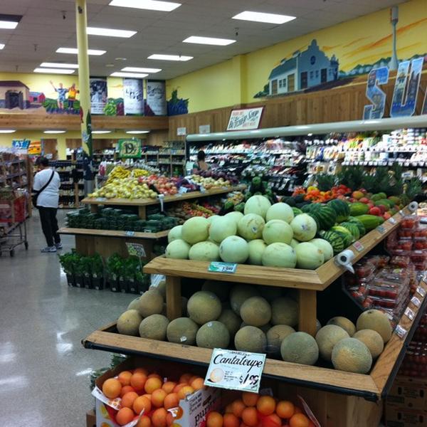 Photo taken at Trader Joe's by Dave C. on 6/5/2011-加利福尼亚州94087 森尼韦尔 西埃尔卡米诺雷亚尔(在马蒂尔达大道)316号 Photo taken at Trader Joe's by Dave C. on 6/5/2011