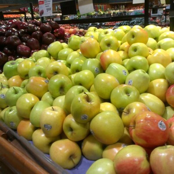 Photo taken at Longo's by Olivia on 7/29/2012-加拿大密西沙加邱吉尔大道莱尔德路3163 Photo taken at Longo's by Olivia on 7/29/2012