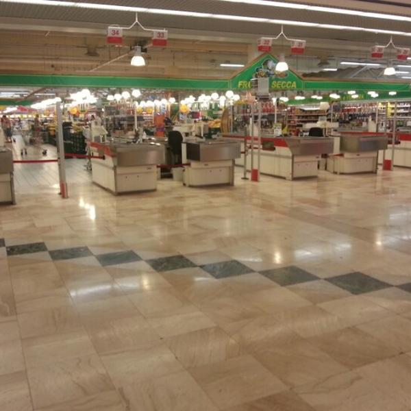 Photo taken at Centro Commerciale Dei Laghi 'Auchan' by Alessandro G. on 8/2/2012-意大利伦巴第雷斯卡尔迪纳帕尔米罗·陶里亚蒂街52 Photo taken at Centro Commerciale Dei Laghi 'Auchan' by Alessandro G. on 8/2/2012