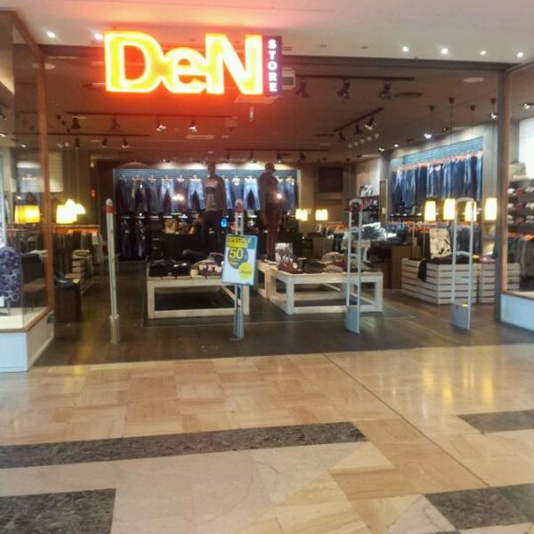 Photo taken at Centro Commerciale Dei Laghi 'Auchan' by Erika R. on 10/5/2012-意大利伦巴第雷斯卡尔迪纳帕尔米罗·陶里亚蒂街52 Photo taken at Centro Commerciale Dei Laghi 'Auchan' by Erika R. on 10/5/2012