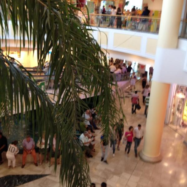 Photo taken at Centro Commerciale Dei Laghi 'Auchan' by Fabio Alessandro G. on 7/14/2012-意大利伦巴第雷斯卡尔迪纳帕尔米罗·陶里亚蒂街52 Photo taken at Centro Commerciale Dei Laghi 'Auchan' by Fabio Alessandro G. on 7/14/2012