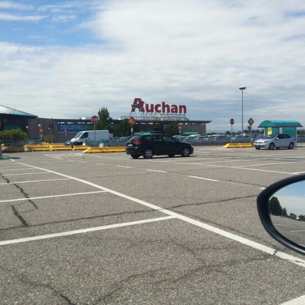 Photo taken at Centro Commerciale Dei Laghi 'Auchan' by Alessandro G. on 7/23/2012-意大利伦巴第雷斯卡尔迪纳帕尔米罗·陶里亚蒂街52 Photo taken at Centro Commerciale Dei Laghi 'Auchan' by Alessandro G. on 7/23/2012