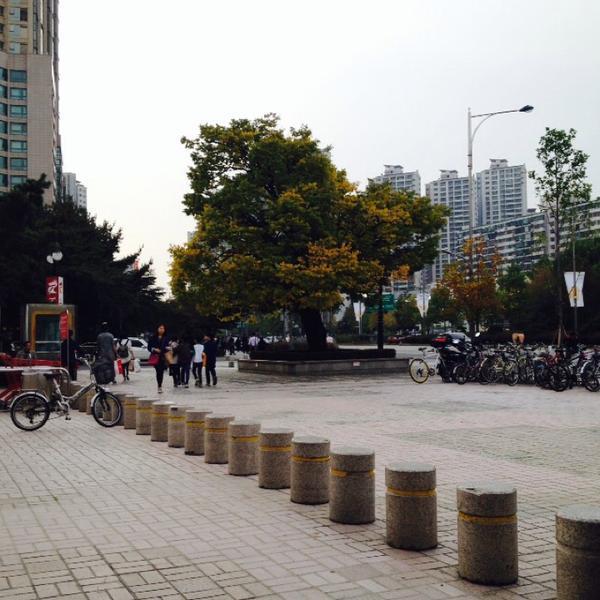 Photo taken at 롯데마트 (LOTTE Mart) by Max W. on 10/19/2014