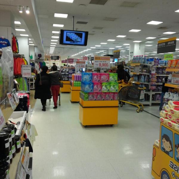 Photo taken at 이마트 (emart) by Kang I. on 3/1/2013-首尔特别市瑞草区16易买得超市 Photo taken at 이마트 (emart) by Kang I. on 3/1/2013