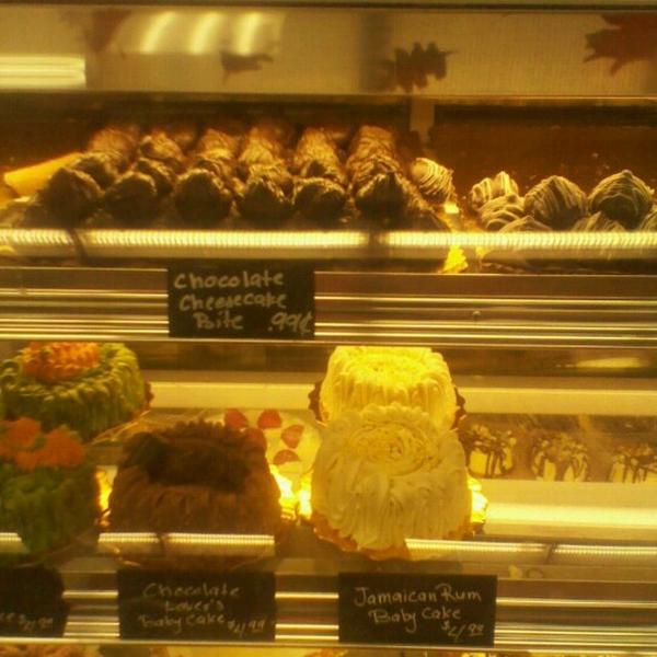 Photo taken at Whole Foods Market by cassi c. on 10/27/2012-美国田纳西州孟菲斯白杨大道5014(位于门登霍尔路) Photo taken at Whole Foods Market by cassi c. on 10/27/2012