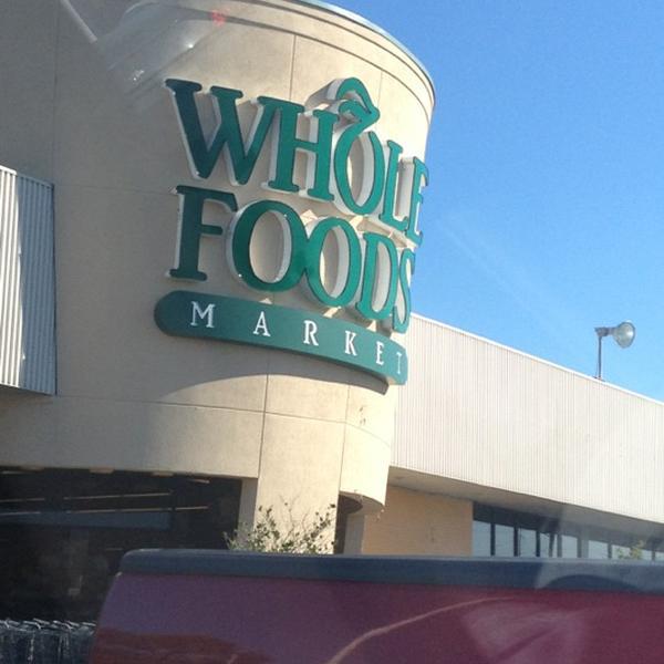 Photo taken at Whole Foods Market by Michelle -美国田纳西州孟菲斯白杨大道5014(位于门登霍尔路) Photo taken at Whole Foods Market by Michelle