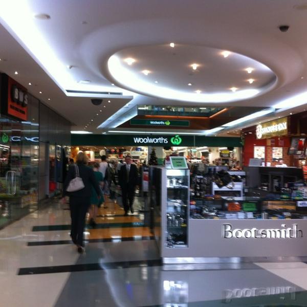 Photo taken at Woolworths by Christopher C. on 11/12/2012-澳大利亚昆士兰州布里斯班皇后街259 Photo taken at Woolworths by Christopher C. on 11/12/2012