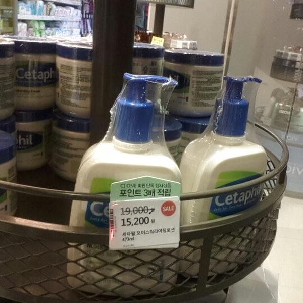 Photo taken at 올리브영 (OLIVE YOUNG) by Yongseok G. on 3/26/2015