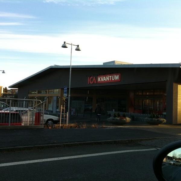 Photo taken at ICA Kvantum Lidingö by Frida on 11/16/2011