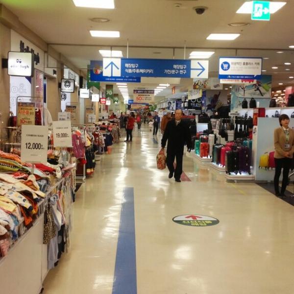 Photo taken at 홈플러스 (Home plus) by ES L. on 1/16/2014-首尔市九老区京仁路661号(新道林店) Photo taken at 홈플러스 (Home plus) by ES L. on 1/16/2014