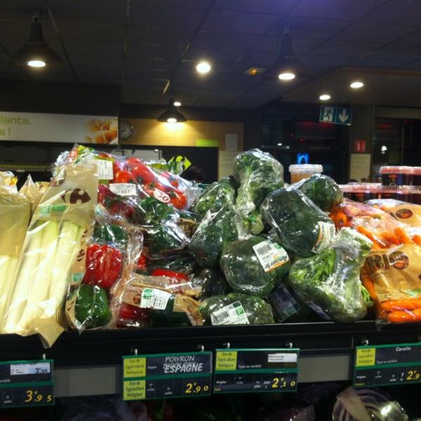 Photo taken at Carrefour by KlarAgora K. on 3/7/2012-法国巴黎勃艮第莫特皮凯大道42号 Photo taken at Carrefour by KlarAgora K. on 3/7/2012