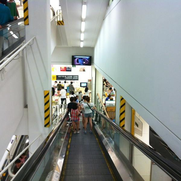 Photo taken at 이마트 (e-mart) by 황희 on 8/12/2012-釜山广域市沙上区17易买得超市 Photo taken at 이마트 (e-mart) by 황희 on 8/12/2012