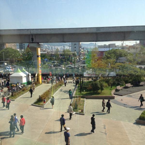 Photo taken at 이마트 (e-mart) by Wonho E. on 5/5/2013-釜山广域市沙上区17易买得超市 Photo taken at 이마트 (e-mart) by Wonho E. on 5/5/2013