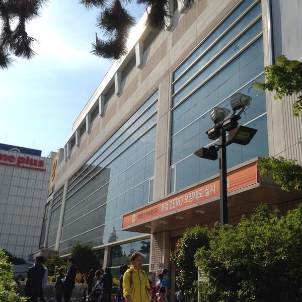 Photo taken at 이마트 (e-mart) by Kim J. on 5/5/2014-釜山广域市沙上区17易买得超市 Photo taken at 이마트 (e-mart) by Kim J. on 5/5/2014