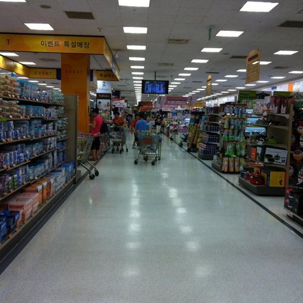 Photo taken at 이마트 (e-mart) by Wonho E. on 8/21/2011-釜山广域市沙上区17易买得超市 Photo taken at 이마트 (e-mart) by Wonho E. on 8/21/2011