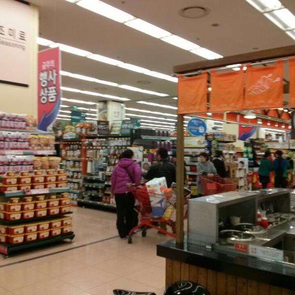 Photo taken at 롯데마트 (LOTTE Mart) by Damien G. on 3/3/2013