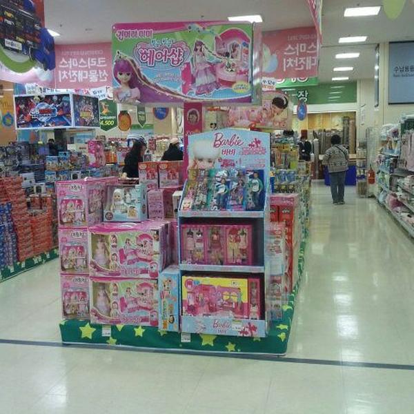 Photo taken at 롯데마트 (LOTTE Mart) by YuLim K. on 12/10/2011