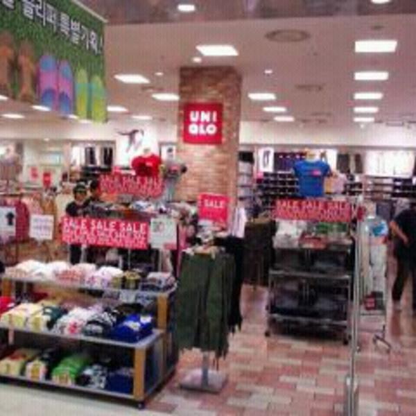 Photo taken at 롯데마트 (LOTTE Mart) by YoungHoon K. on 7/1/2012